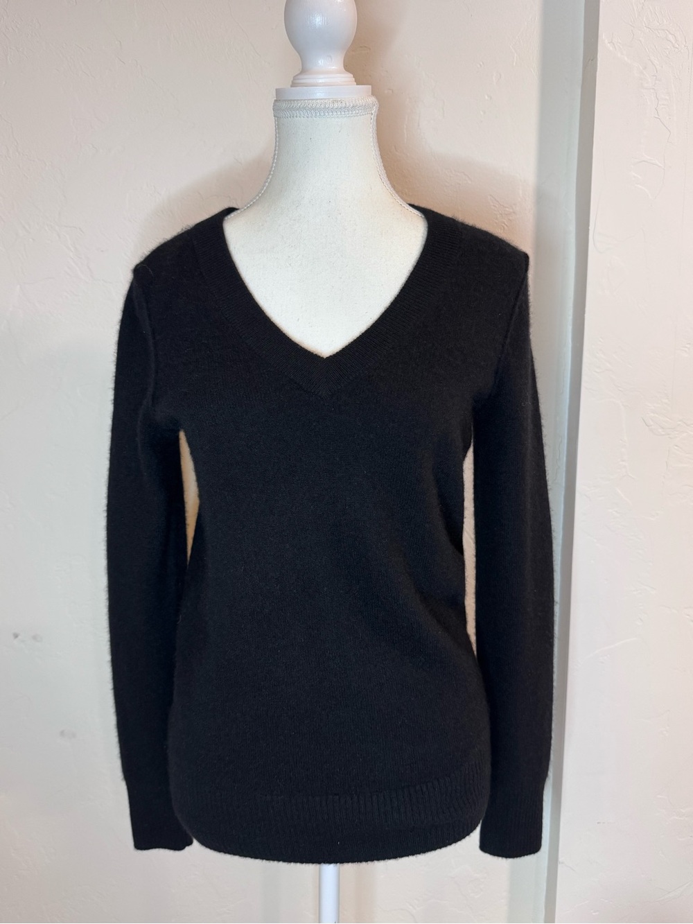 Aqua Cashmere Black V-Neck Sweater 100% Cashmere Quiet Luxury Minimalist